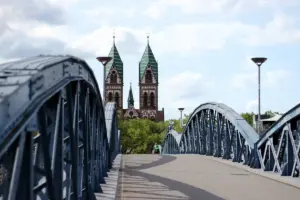immobilienmakler-freiburg-bruecke-muenster Freiburger Münster und Stadtsilhouette, Marktgebiet von Kölblin Immobilien