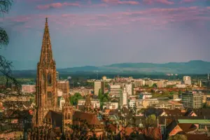 immobilienmakler-freiburg-panorama-abend Ihr Immobilienmakler Freiburg auch bei Abendlicht in einer der schönsten Städte Deutschlands