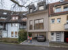 Exklusives Wohnvergnügen: Charmantes Zweifamilienhaus mit traumhaftem Garten in Freiburg St. Georgen - Visualisierung - Hausfront