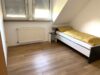Ruhig gelegenes Einfamilienhaus mit Garten und zwei Garagen – sofort bezugsfrei! - Zimmer DG