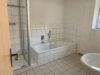 Ruhig gelegenes Einfamilienhaus mit Garten und zwei Garagen – sofort bezugsfrei! - Badezimmer 1.OG