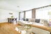 Sofortbezug! - Charmante 2-Zimmer-Wohnung mit großer Terrasse in ruhiger Lage - Wohnzimmer