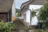 Idyllisches Anwesen mit Ausbaupotenzial - Haus mit Scheune in idyllischer Umgebung - Der Weg zwischen Scheune und Haus