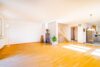 Traumhaftes Reihenendhaus. 5,5 Zi, Kamin, Terrasse, PV-Anlage & ruhig gelegen. Sofort bezugsfrei - Großes Wohnzimmer