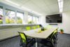 Gewerbeensemble mit vielen Büros, Halle & großer Außenfläche. Modern & flexibel nutzbar. - Besprechungsraum