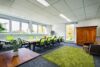 Gewerbeensemble mit vielen Büros, Halle & großer Außenfläche. Modern & flexibel nutzbar. - Großer Meetingraum