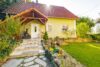 Charmantes Einfamilienhaus, ruhig gelegen, mit idyllischem Garten und gemütlicher Erdterrasse - Hausansicht