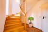 Wohnen im Schwarzwald – Familienhaus mit ELW, Kamin. Solar, Terrasse und Garage - Treppe aus Massivholz