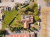 Großzügiges Wohnhaus mit Gewerbeeinheit, 1.788 m² Traumgrundstück & Gartenidylle mit Teich - Drohnenaufnahme