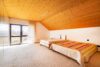 Großzügiges Wohnhaus mit Gewerbeeinheit, 1.788 m² Traumgrundstück & Gartenidylle mit Teich - Schlafzimmer