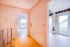 Attraktives Reihenendhaus als Generationenhaus – mit schönem Garten und umfangreichen Modernisierungen - Treppenaufgang ins DG mit Möglichkeit für eine separate Wohnung