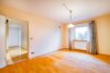 Attraktives Reihenendhaus als Generationenhaus – mit schönem Garten und umfangreichen Modernisierungen - 1.OG: Elternschlafzimmer