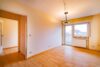Attraktives Reihenendhaus als Generationenhaus – mit schönem Garten und umfangreichen Modernisierungen - 1.OG: Schlafzimmer mit Balkon