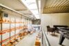 Gewerbeensemble mit vielen Büros, Halle & großer Außenfläche. Modern & flexibel nutzbar. - Großes Lager