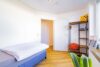 SOFORTBEZUG: Zentrale 4-Zimmer-Dachgeschosswohnung in Emmendingen - Schlafzimmer mit Einzelbett  - 4-Zi.-Whg.