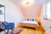SOFORTBEZUG: Zentrale 4-Zimmer-Dachgeschosswohnung in Emmendingen - Zimmer mit Doppelbett - 4-Zi.-Whg.