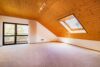 Großzügiges Wohnhaus mit Gewerbeeinheit, 1.788 m² Traumgrundstück & Gartenidylle mit Teich - Schlafzimmer