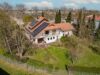Großzügiges Wohnhaus mit Gewerbeeinheit, 1.788 m² Traumgrundstück & Gartenidylle mit Teich - Drohnenaufnahme