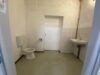Vielseitige Lagerhalle mit Büro & WC in Ebringen – Sofort verfügbar - Toilette