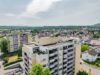 Exklusives Penthouse mit großzügigen Dachterrassen, Sauna und Panoramablick über den Kaiserstuhl - Luftaufnahme Haus