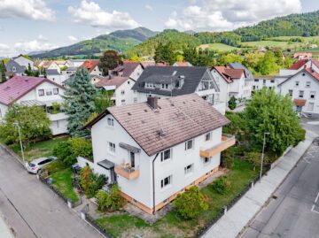 Gepflegtes Zweifamilienhaus mit Ausbaupotenzial im Dachgeschoss Top-Kapitalanlage in Gutach, 79261 Gutach im Breisgau, Zweifamilienhaus