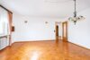 Gepflegtes Zweifamilienhaus mit Ausbaupotenzial im Dachgeschoss Top-Kapitalanlage in Gutach - Wohnzimmer (stage) - OG