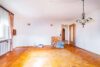 Gepflegtes Zweifamilienhaus mit Ausbaupotenzial im Dachgeschoss Top-Kapitalanlage in Gutach - Wohnzimmer (aktuell) - OG